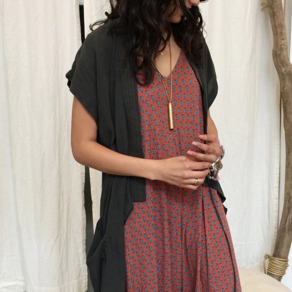 Black Pagoda Wrap - Picture 2 of 2